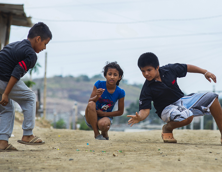 niños con canicas